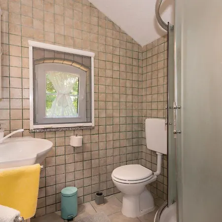 Stunning In Ostrobradic With 2 Bedrooms, Jacuzzi&wifi Ferienhaus *