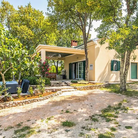 Stunning In Ostrobradic With 2 Bedrooms, Jacuzzi&wifi Ferienhaus Sveti Anton (Krk)