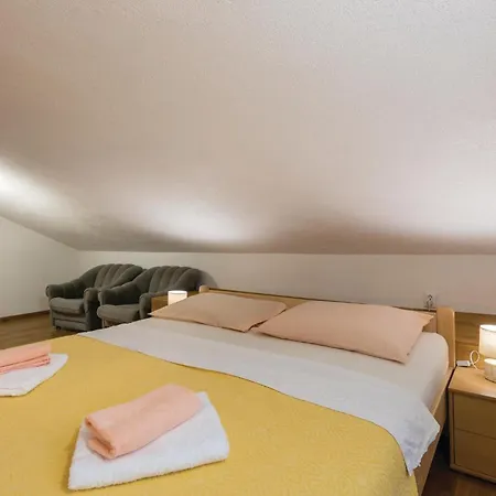 Ferienhaus Stunning In Ostrobradic With 2 Bedrooms, Jacuzzi&wifi