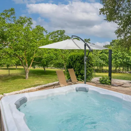 Stunning In Ostrobradic With 2 Bedrooms, Jacuzzi&wifi Ferienhaus