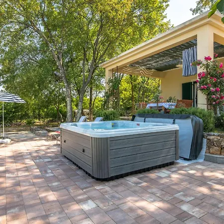 Stunning In Ostrobradic With Jacuzzi 펜션 Sveti Anton (Krk)