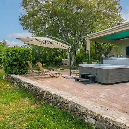 Stunning In Ostrobradic With Jacuzzi