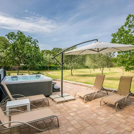 Stunning In Ostrobradic With Jacuzzi
